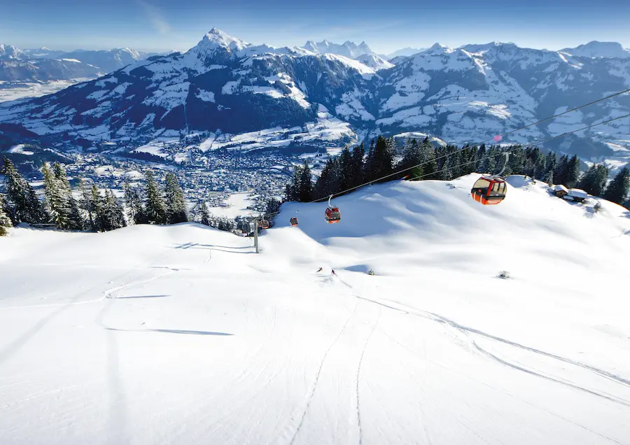 De Hahnenkamm-gondel in Kitzski met op de achtergrond Kitzbühel. © KitzSki Werlberger