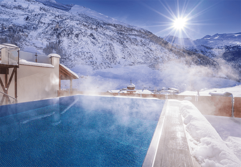 In het verwarmde buitenbad heb je zicht op de Hintertuxer gletsjer © Hotel Klausnerhof