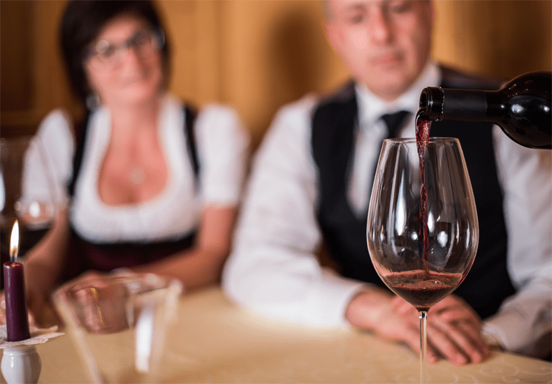 Bij Frieda en Martin Klausner gaat de kurk al snel van de wijnfles. De keuze van je wijn bij het diner kun je met een gerust hart aan wijnkenner Martin overlaten. © Hotel Klausnerhof