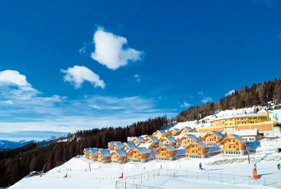 Wintersport in Oostenrijk met Landal: Vijf familievriendelijke bestemmingen | WintersportOostenrijkGids.nl Het hooggelegen Landal Katschberg ligt aan de piste en is een sneeuwzeker vakantiepark. © Landal