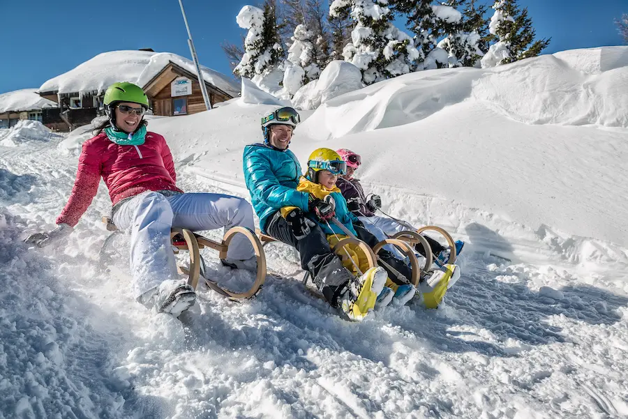 Wintersport in Oostenrijk met Landal: Vijf familievriendelijke bestemmingen | WintersportOostenrijkGids.nl Bij alle vakantieparken van Landal in Oostenrijk is genoeg ruimte om lekker met z'n allen in de sneeuw te spelen en te sleeën. © Landal