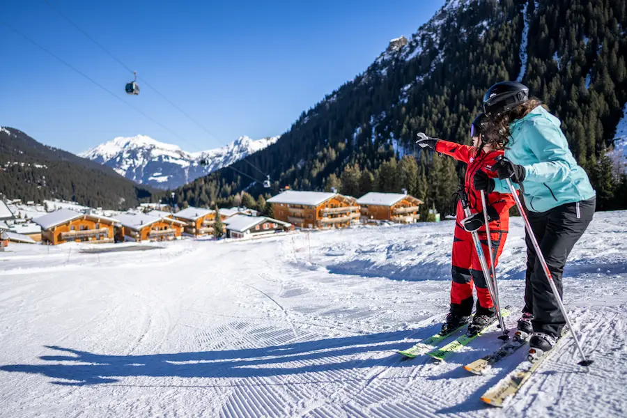 Wintersport in Oostenrijk met Landal: Vijf familievriendelijke bestemmingen | WintersportOostenrijkGids.nl
Veel wintersportparken van Landal in Oostenrijk liggen direct aan de piste en zijn dus ski in ski out. © Gert Perauer / Landal