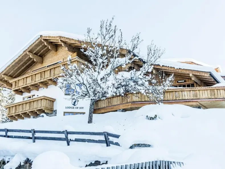 Lodge of Joy ligt op een prachtige locatie in Wagrain. Vanuit dit grote, luxe chalet zit je zo in het hart van skigebied Snow Space Salzburg. © Lodge of Joy