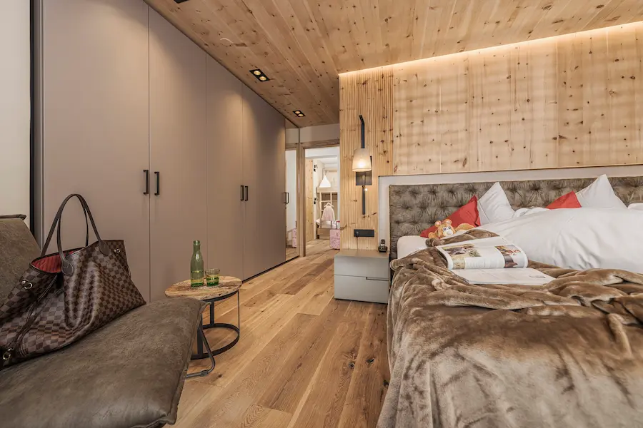 Mia Alpina Zillertal Family Retreat: met de hele familie op wintersport in het Zillertal | WintersportOostenrijkGids.nl Panorama suite in het Mia Alpina Zillertal Family Retreat in Fügen. © Mia Alpina / Jan Hanser Mood Photography