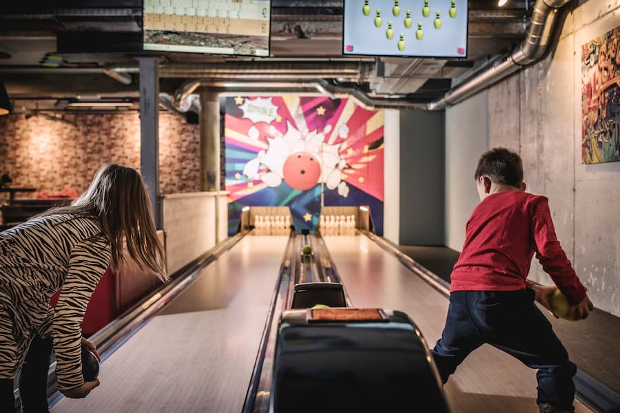 Mia Alpina Zillertal Family Retreat: met de hele familie op wintersport in het Zillertal | WintersportOostenrijkGids.nl In de Playfactory kun je onder meer bowlen en pool-biljart spelen. © Mia Alpina