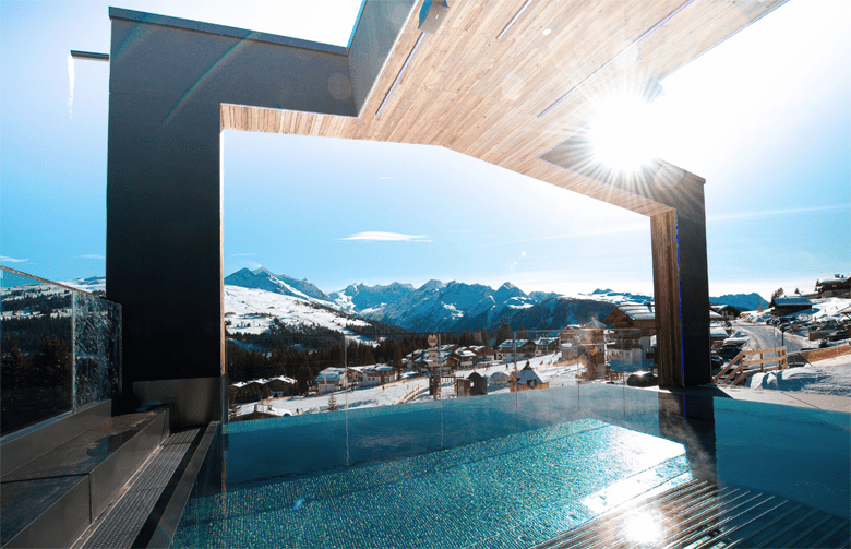 Vanuit de infinity-pool heb je een fantastisch uitzicht over Königsleiten en de pistes van Krimml. © My Alpenwelt Resort
