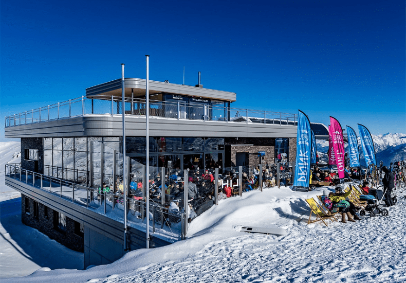 Het vermaarde pistenrestaurant Gipfeltreffen combineert een bergrestaurant, met een zonneterras en © Mountain Wine Lounge My Alpenwelt Resort