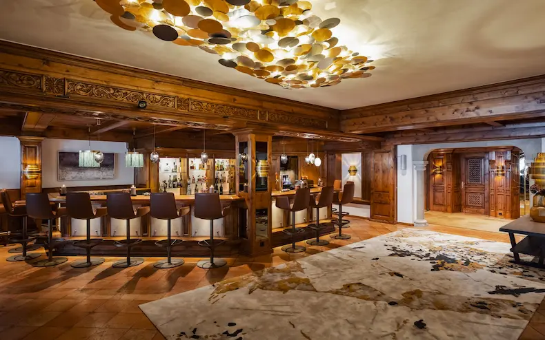 Hotellegende Der Zürserhof: 'quiet luxury' en traditie in Ski Arlberg | WintersportOostenrijkGids.nl De hoteleigenaren Hannes en Laura Skardarasy blijven Der Zürserhof vernieuwen en verbeteren. Zo is recent de hotelbar helemaal vernieuwd. © Marcel A. Mayer Höchst / Hotel Zürserhof