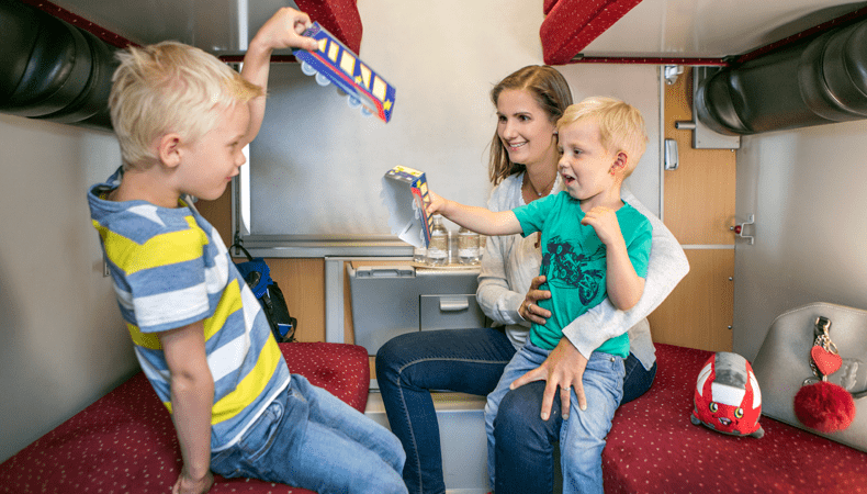 Een 4 persoons ligcompartiment is ideaal als je met je gezin met de trein op wintersport gaat © ÖBB / Harald Eisenberger 