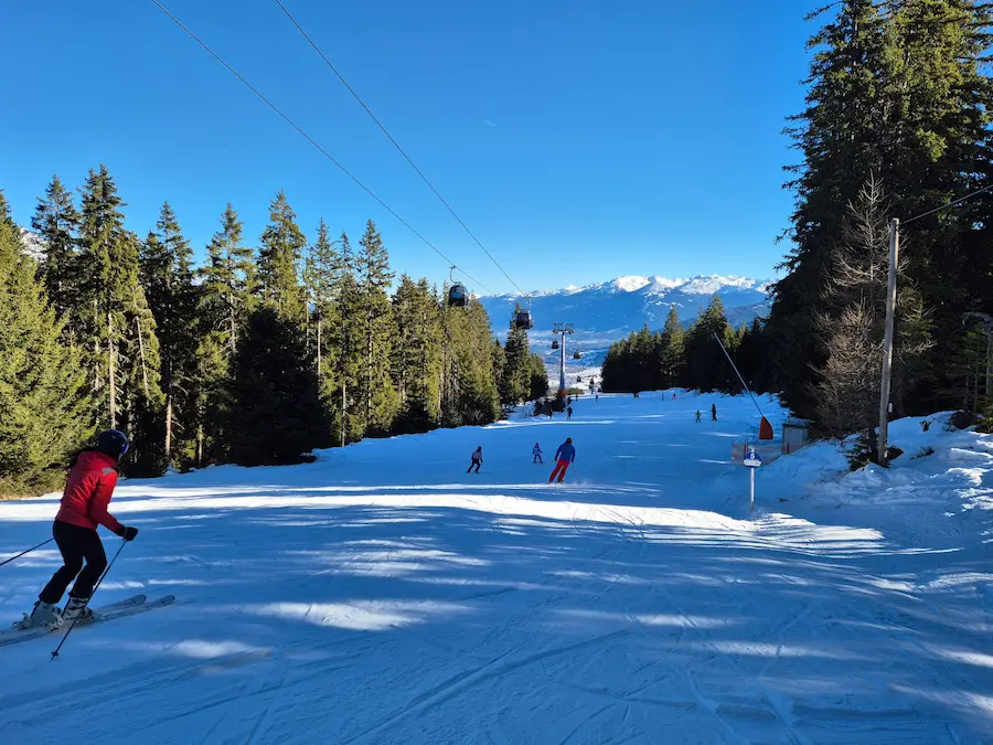 De blauwe piste 5 ligt mooi tussen de bomen. © Nico van Dijk / Wintersportoostenrijkgids.nl