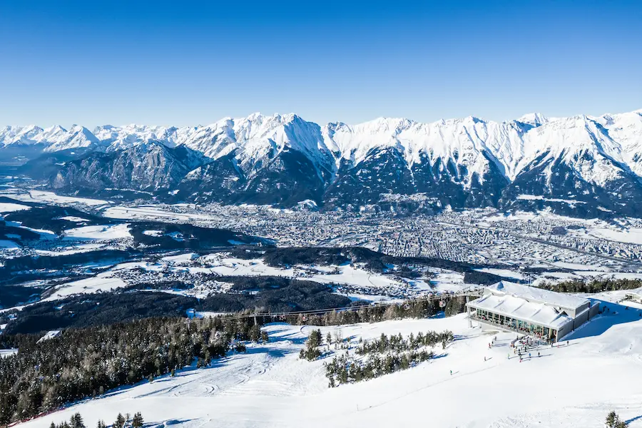 Vanaf de top van de Patscherkofel heb je een mooi uitzicht over het skigebied en zie je pas goed hoe dichtbij Innsbruck is. © Innsbruck Tourismus / Tom Bause