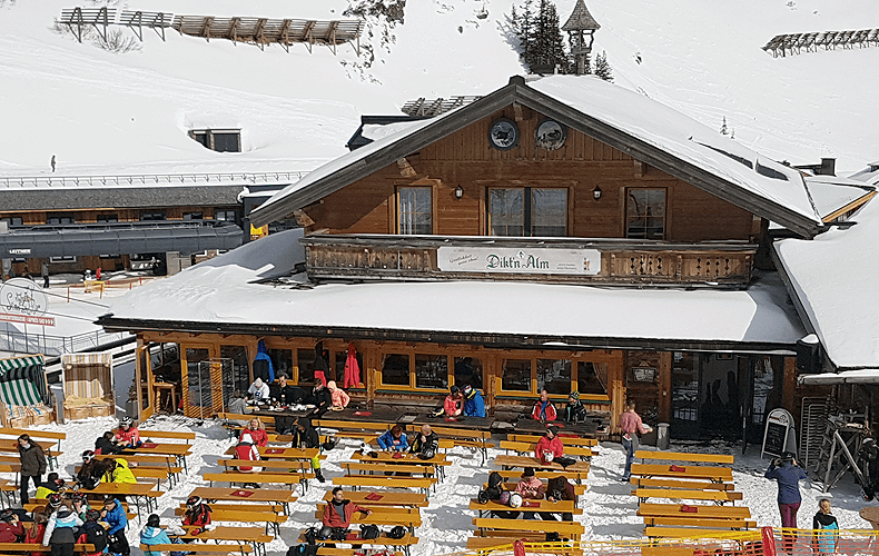 Dit zijn de leukste restaurants in Obertauern | WintersportOostenrijkGids.nl Familiestaurant Dikt'n ALm heeft een groot zonnig terras aan de Kringsalmpiste. © Nico van Dijk / Wintersportoostenrijkgids.nl