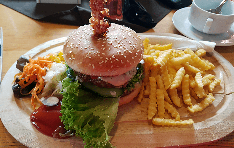 Dit zijn de leukste restaurants in Obertauern | WintersportOostenrijkGids.nl Pistenrestaurant Dikt'n ALm serveert rundvlees en andere producten van de eigen boerderij in Untertauern. © Nico van Dijk / Wintersportoostenrijkgids.nl