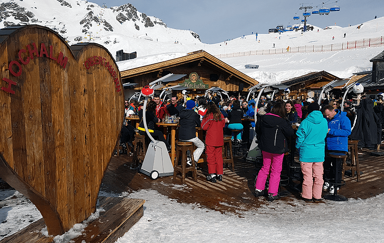 Dit zijn de leukste restaurants in Obertauern | WintersportOostenrijkGids.nl Restaurant Hochalm in Obertauern ligt heel gunstig midden op de piste en bij het dalstation van de Panoramalift. © Nico van Dijk / Wintersportoostenrijkgids.nl