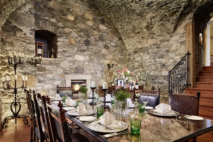 De Gewelfkelder was vroeger een gevangenis waar heksen gevangen werden gezet. Nu is het een dinerzaal voor grote gezelschappen. © Schloss Mittersill