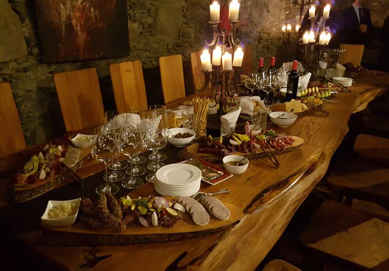 De heksenkelder is een van de ruimtes in Schloss Mittersill waar je kunt dineren. © Wintersportoostenrijkgids.nl