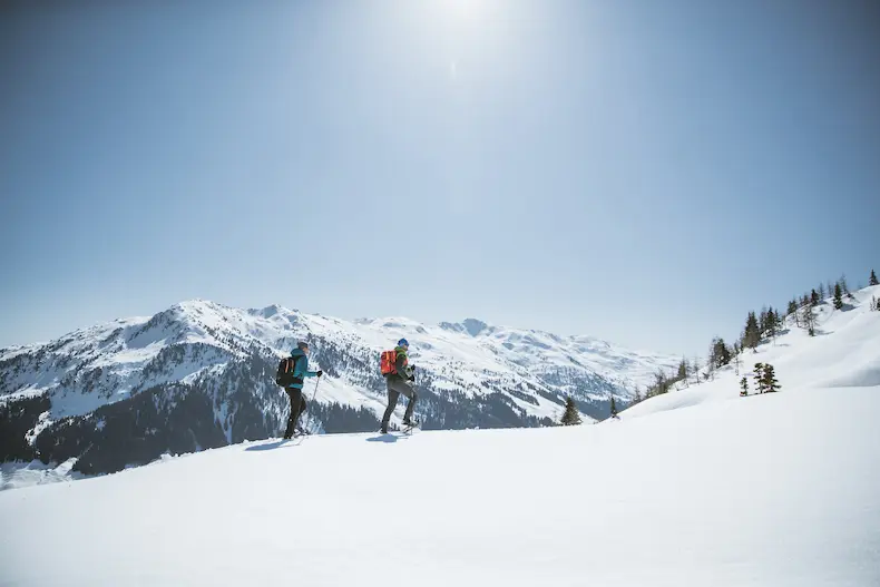 Gratis sneeuwschoenen cadeau bij sneeuwschoenwandelweken in de Silberregion Karwendel | WintersportOostenrijkGids.nl Doe mee aan de sneeuwschoenwandelweken in de Silberregion Karwendel. © Mia Maria Knoll / TVB Silberregion Karwendel.