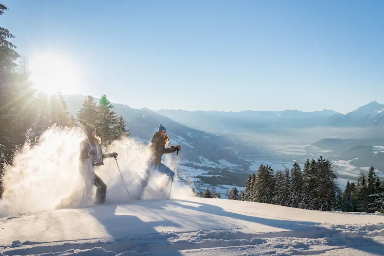 Gratis sneeuwschoenen cadeau bij sneeuwschoenwandelweken in de Silberregion Karwendel | WintersportOostenrijkGids.nl Geniet tijdens een sneeuwschoenwandeling van frisse lucht, de schoonheid van de bergen en elkaars gezelschap. © TVB Silberregion Karwendel.