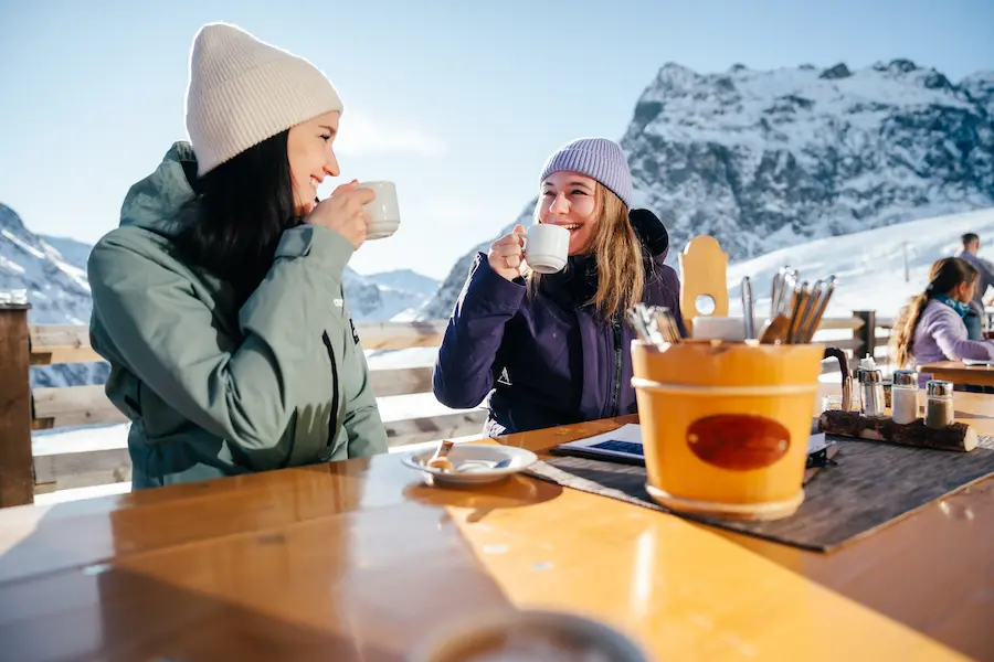 Met de Ski Opening Montafon gaat het wintersportseizoen 2025/26 officieel van start! | WintersportOostenrijkGids.nl Volop sfeer en gezelligheid tijdens de start van het skiseizoen in Gargellen © Marie Rudigier