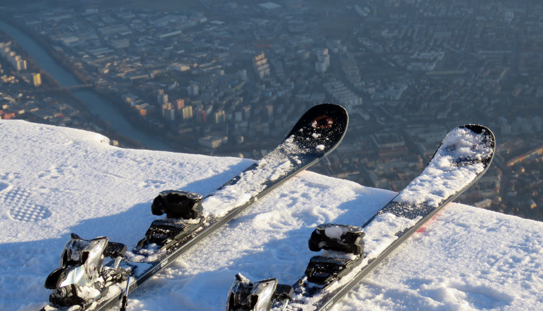 Ski + City Innbsruck. Vanaf de Nordkette kun je, bij voldoende sneeuw, een flink eind naar de stad terug skiën. Al moet je het laatste stuk altijd met bus J of de funiculair. © WintersportOostenrijkGids.nl