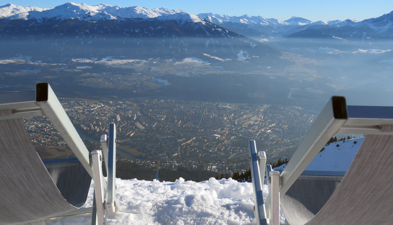 De Nordkette is voor veel Innsbruckers en studenten die in Innsbruck wonen een soort tweede huiskamer. Vanuit de strandstoelen op de Seegrube heb je een prachtig uitzicht op Innsbruck. © WintersportOostenrijkGids.nl