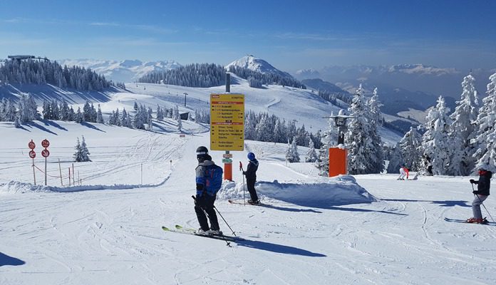 Skigebied Scheffau ligt heel centraal in de Skiwelt Wilder Kaiser Brixental. Rechts is skigebied Söll te zien. © WintersportOostenrijkGids.nl