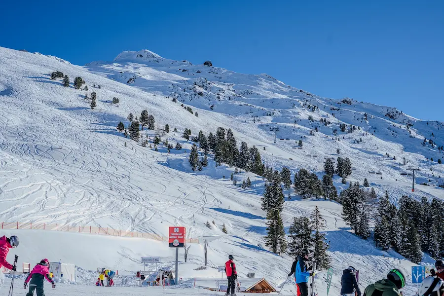 Skigebied Hochzeiger: fijn familieskigebied in het Pitztal | WintersportOostenrijkGids.nl Pistes in skigebied Hochzeiger vanaf middenstation: © Oliver Gartzke / TVB Hochzeiger