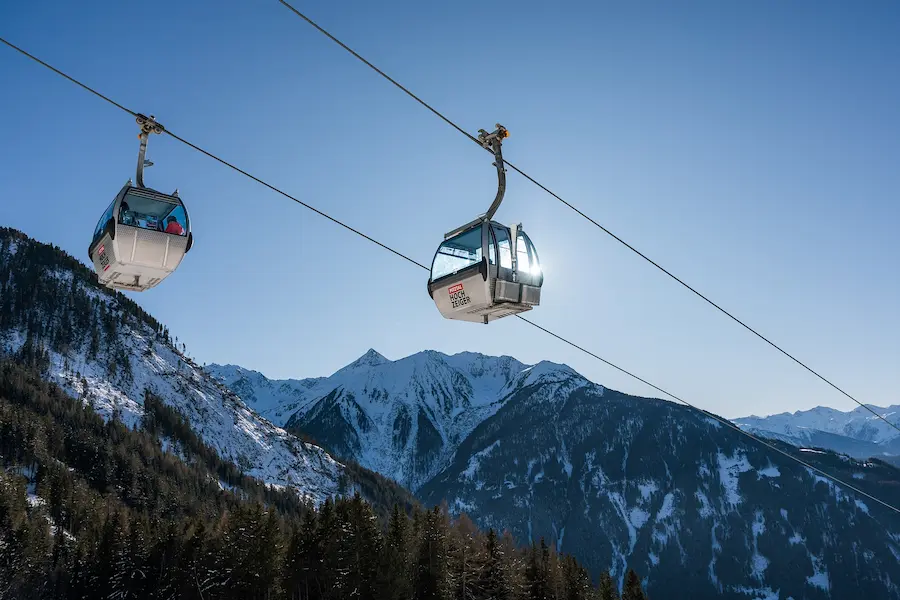Skigebied Hochzeiger: fijn familieskigebied in het Pitztal | WintersportOostenrijkGids.nl In skigebied Hochzeiger gaat een gondel naar het middenstation. © TVB Pitztal/ Severin Wegener