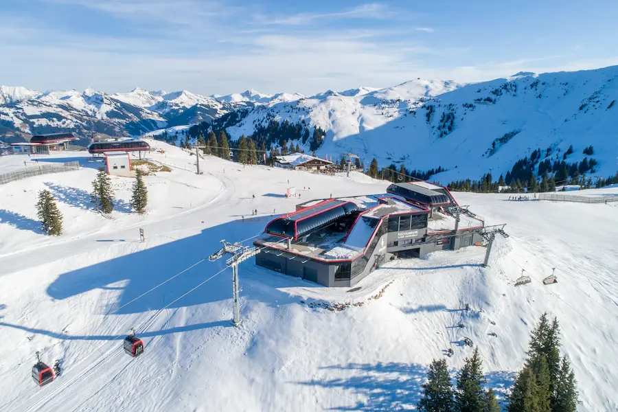 Rondom het bergstation van de Fleckalmbahn in Kirchberg is een knooppunt van liften en pistes. © Kitzski
