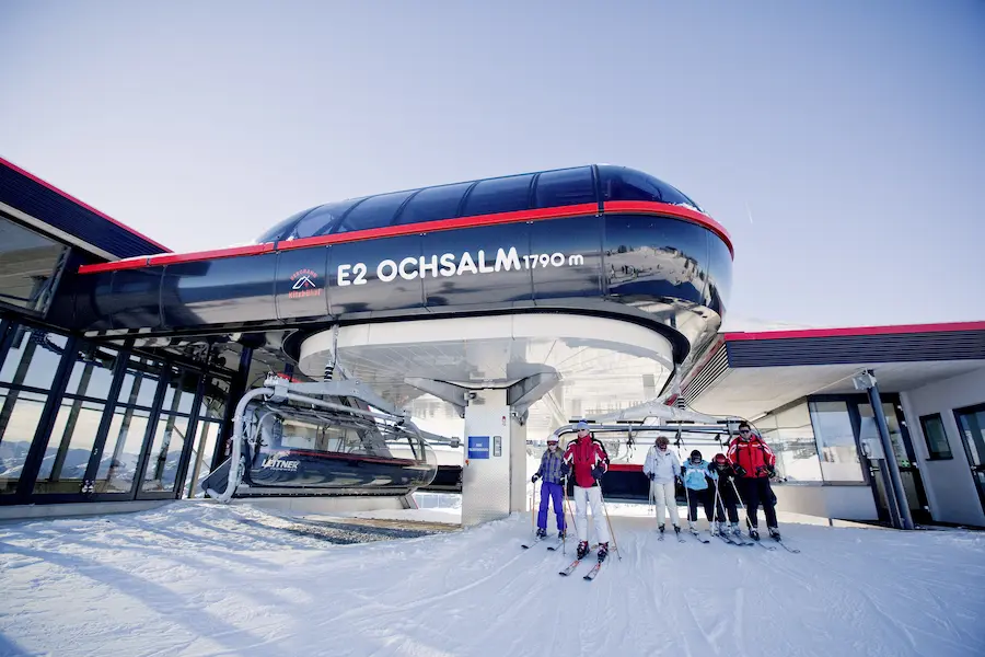 Kitzbühel beschikt over een uitstekend netwerk aan moderne liften met een flinke capaciteit zoals de Ochsenalmlift. Deze brengt skiërs naar de Ehrenbachhöhe boven Kirchberg en Kitzbühel.© KitzSki Werlberger