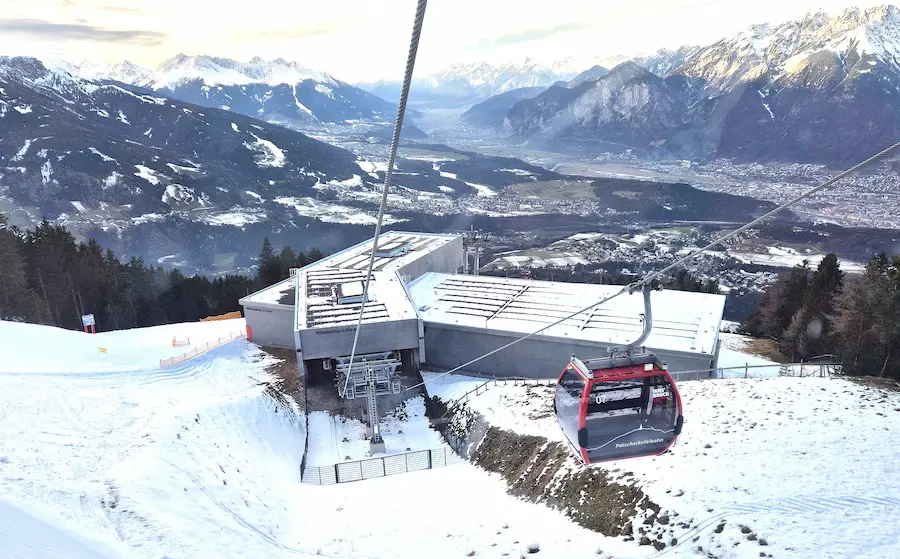 Het middenstation van de gondel op de Patscherkofel. © WintersportOostenrijkGids.nl