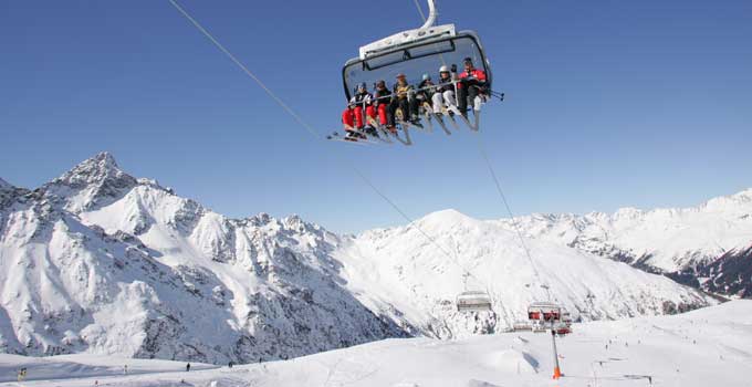 Op wintersport in Sankt Jakob im Defereggental in Oost-Tirol