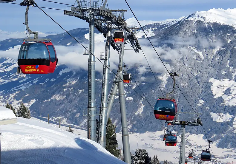 Veel skigebieden in het Zillertal, zoals Ski Optimal Hochzillertal-Hochfügen, zijn met de trein uitstekend bereikbaar. Wij reisden met de trein naar het Zillertal. © Nico van Dijk / Wintersportoostenrijkgids.nl
