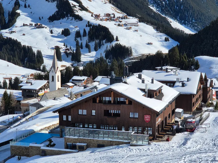 Warth bestaat uit twee delen, die dicht bij elkaar liggen. Het eigenlijke centrum is rond de Heilige Sebastiaankerk. © WintersportOostenrijkGids.nl