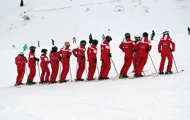 Aspirant-skileraren van Skischule Optimal krijgen skiles in skigebied Kaltenbach. © Wintersportoostenrijkgids.nl