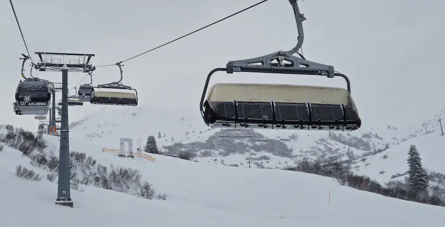 Skigebied Lech: het skigebied van de koninklijke familie is ook leuk voor gewone wintersporters | WintersportOostenrijkGids.nl Naast de combilift Weibermahdbahn ligt een snelheidspiste. © Wintersportoostenrijkgids.nl / Nico van Dijk
