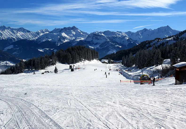 Piste 14 is een heerlijke beginnerspiste om je skidag in Hochzillertal-Hochfügen te beginnen. Deze piste loopt dwars door het skigebied langs een aantal dalstations van skiliften. © Wintersportoostenrijkgids.nl