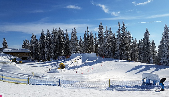 De skischool in Scheffau zit direct bij het bergstation van de Brandstadl-lift © WintersportOostenrijkGids.nl
