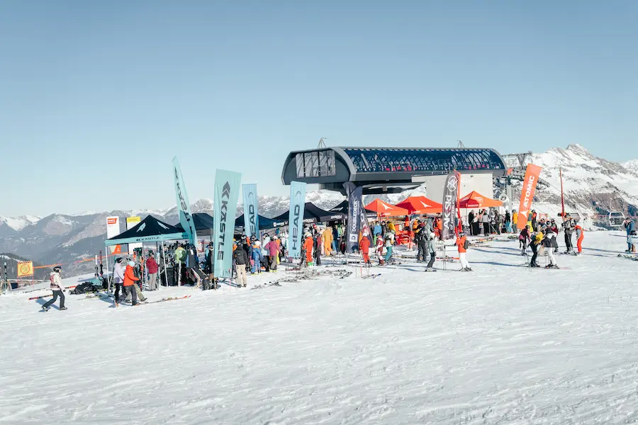 Met de Ski Opening Montafon gaat het wintersportseizoen 2025/26 officieel van start! | WintersportOostenrijkGids.nl Lekker skiën, feesten, genieten van muziek en skimateriaal testen. Het kan allemaal tijdens de start van het wintersportseizoen in Montafon op 29 november © Marie Rudigier