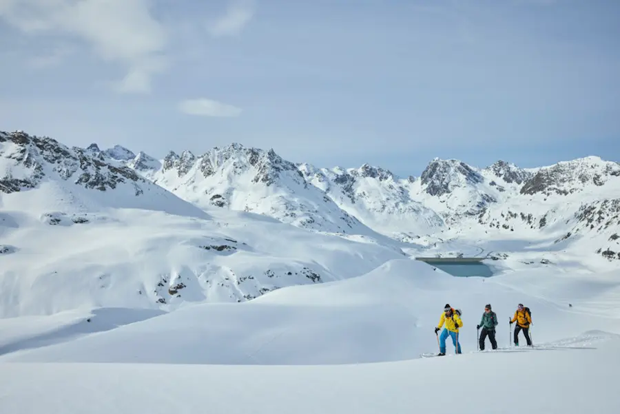 Beleef een unieke wintersportvakantie in de skigebieden van Montafon, het bijzondere dal in Vorarlberg | WintersportOostenrijkGids.nl De Silvretta Bielerhöhe, op de grens van Vorarlberg en Tirol, is een prachtig gebied voor toerskiërs en langlaufers. © Stefan Kothner / Montafon Tourismus GmbH