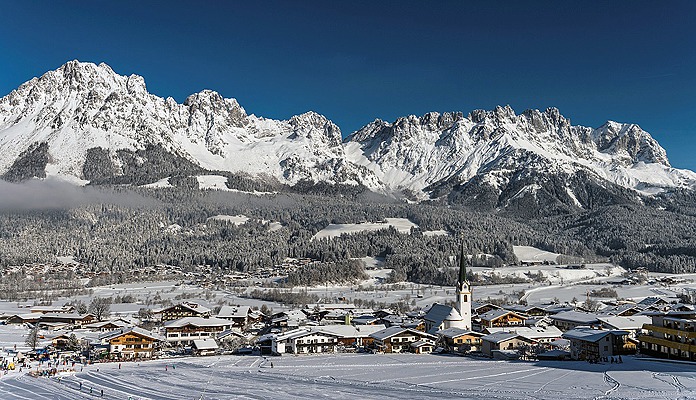 Het wintersportdorp Ellmau met op de voorgrond de oefenpistes en rechts achter de Wilder Kaiser © Felbert Reiter
