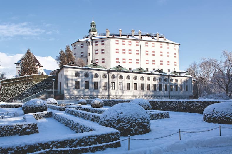 Op vakantie in Innsbruck: mix stedelijke cultuur met wintersport in 13 skigebieden | WintersportOostenrijkGids.nl Slot Ambras boven Innsbruck. © Innsbruck Tourismus