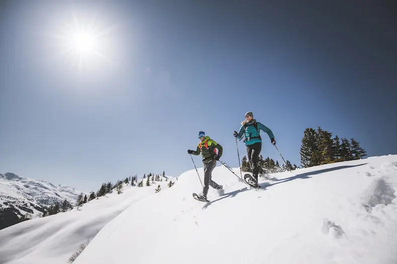 Gratis sneeuwschoenen cadeau bij sneeuwschoenwandelweken in de Silberregion Karwendel | WintersportOostenrijkGids.nl Tijdens sneeuwschoenwandelingen heb je volop de gelegenheid om te genieten van mooie uitzichten in de Silberregion Karwendel. © Mia Maria Knoll / TVB Silberregion Karwendel.