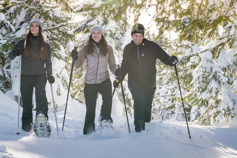 Gratis sneeuwschoenen cadeau bij sneeuwschoenwandelweken in de Silberregion Karwendel | WintersportOostenrijkGids.nl De Silberregion Karwendel staat van oudsher bekend als dé sneeuwschoenwandelregio van Tirol. © TVB Silberregion Karwendel.