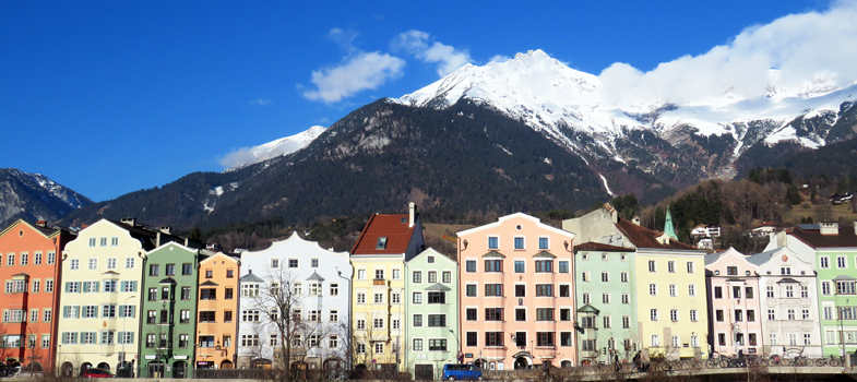 De markante schippershuizen in Nicolaus-wijk aan de overkant van de Inn, zijn het iconische beeld van Innsbruck.  © WintersportOostenrijkGids.nl