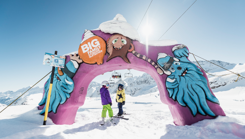 Gletsjer skiën is niet alleen leuk voor doorgewinterde skicracks. Op de Stubaier Gletscher worden onder de noemer Big Family tal van wintersportactiviteiten aangeboden voor gezinnen. © TVB Stubai / André Schönherr