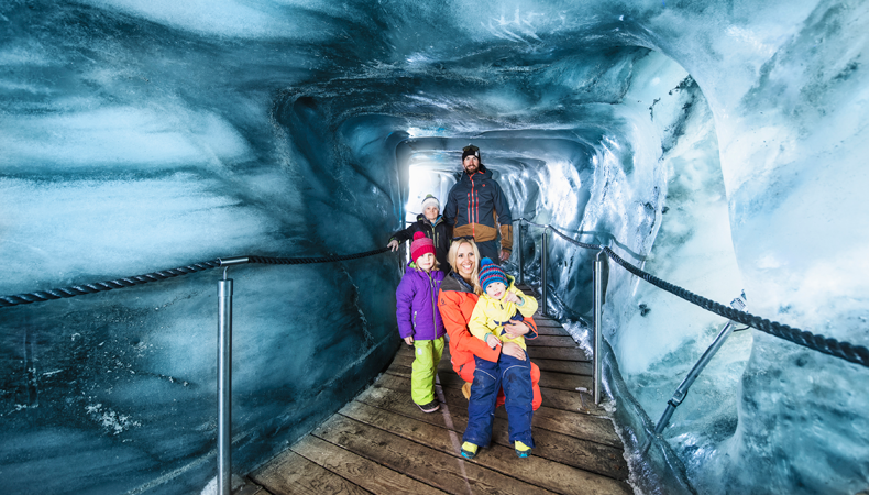 Op de Stubaier Gletscher kun je ook een ijsgrot bezoeken. © TVB Stubai / André Schönherr