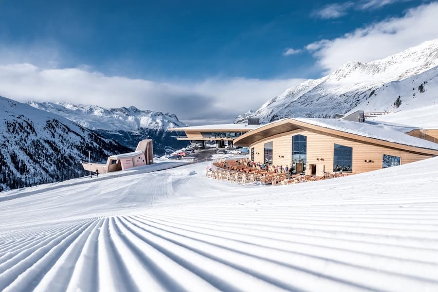 Het Top Mountain Crosspoint in Hochgurgl Europas herbergt het hoogste motormuseum vn Europa, een panoramarestaurant, het Timmelsjoch-tolpunt en het dalstation van de Kirchenkarbahn. © Ötztal Tourismus