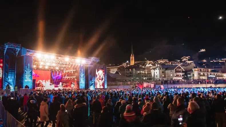 Top of the Mountain concerten 2025: Paasconcert met Shaggy, slotconcert met OneRepublic | WintersportOostenrijkGids.nl Het Top of the Mountain Opening Concert vindt plaats in de Ischgl Stage.© Ischgl - Paznaun