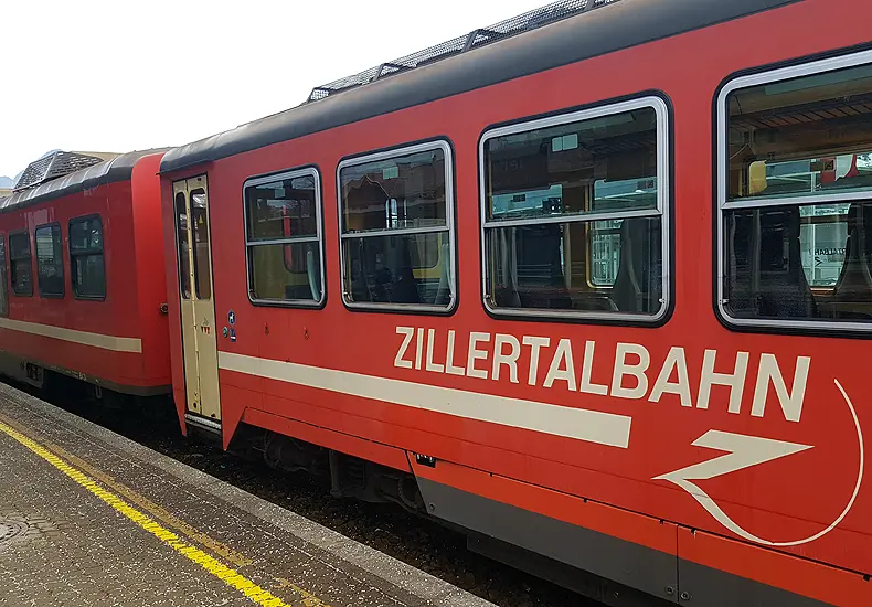 De Zillertalbahn is een trein door het Zillertal die in veel wintersportdorpen stopt, zoals Fügen, Kaltenbach, Zell am Ziller en Mayrhofen. © Nico van Dijk / Wintersportoostenrijkgids.nl